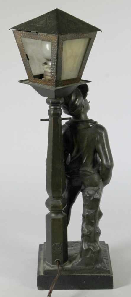 Weißmetall-Figurenlampe, "Junger Mann mit Zeitung vor der Laterne", sign. Parisiama, Bildhauer 1. - Image 2 of 3