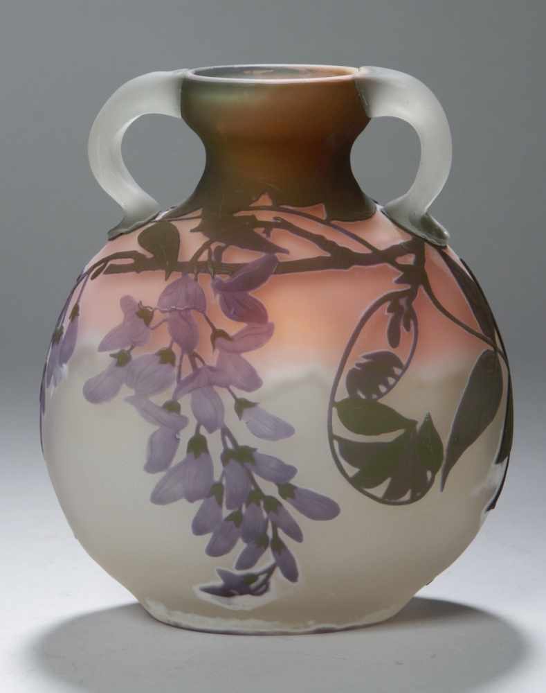 Glas-Doppelhenkelziervase, "Glycines", Emile Gallé, Nancy, um 1900-04, ovaler Stand, kugliger,