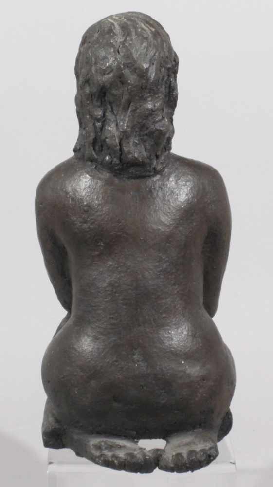 Terracotta-Figur, "Kniende Frau", monogrammierende, zeitgenössische, wohl Darmstädter Künstlerin, - Image 2 of 3
