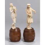 Ein Paar Elfenbein-Figuren, "Musiker", dt., 19. Jh., jeweils auf Holzfass vollplastische, stehende