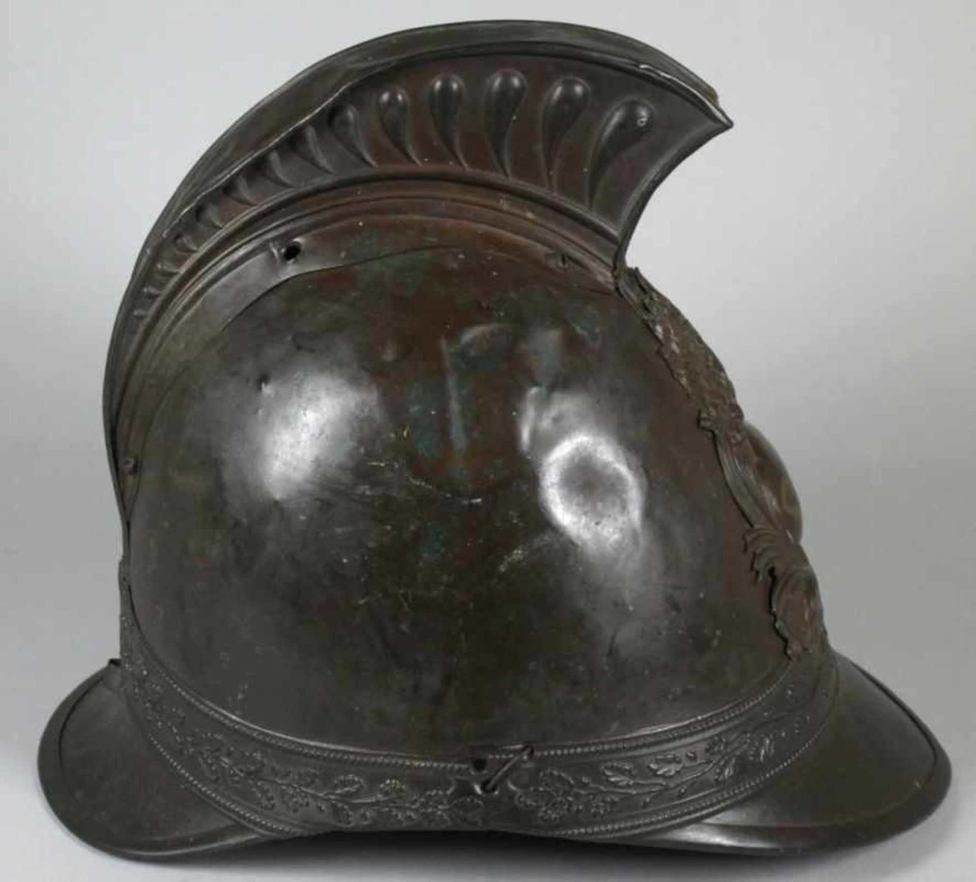 Feuerwehr-Helm, Frankreich, um 1900, Messingglocke mit Front- und Nackenschild sowie - Bild 2 aus 4