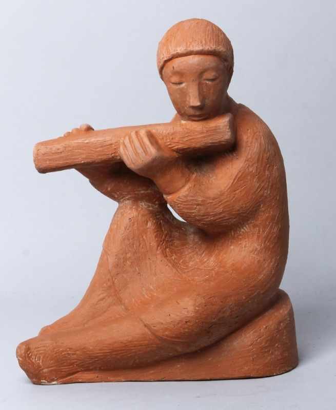 Terracotta-Figur, "Flötespieler", anonymer Bildhauer 1. Hälfte 20. Jh., auf Sockel sitzende,