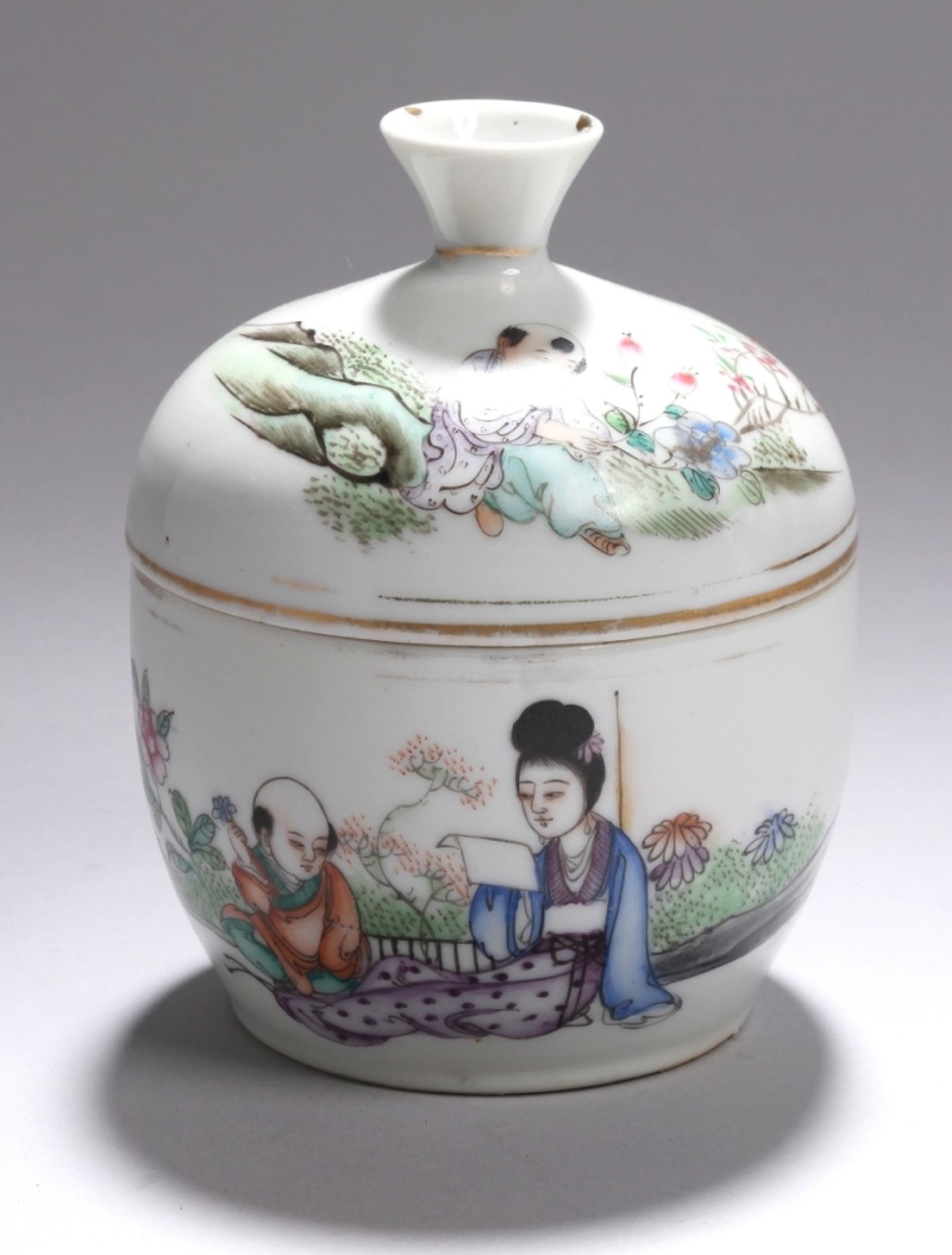 Porzellan-Deckeldose, China, um 1900, gebauchte Form mit gewölbtem Deckel undTrichterknauf,