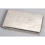 Zigaretten-Etui, dt., Mitte 20. Jh., Sterling Silber, rechteckig, scharniert, glatteWandung,