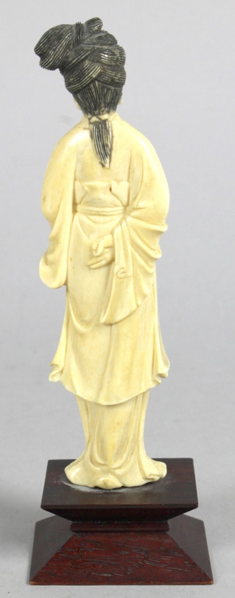 Elfenbein-Figur, "Hofdame", China, um 1920, vollplastische, stehende Darstellung instiltypischem - Bild 2 aus 5