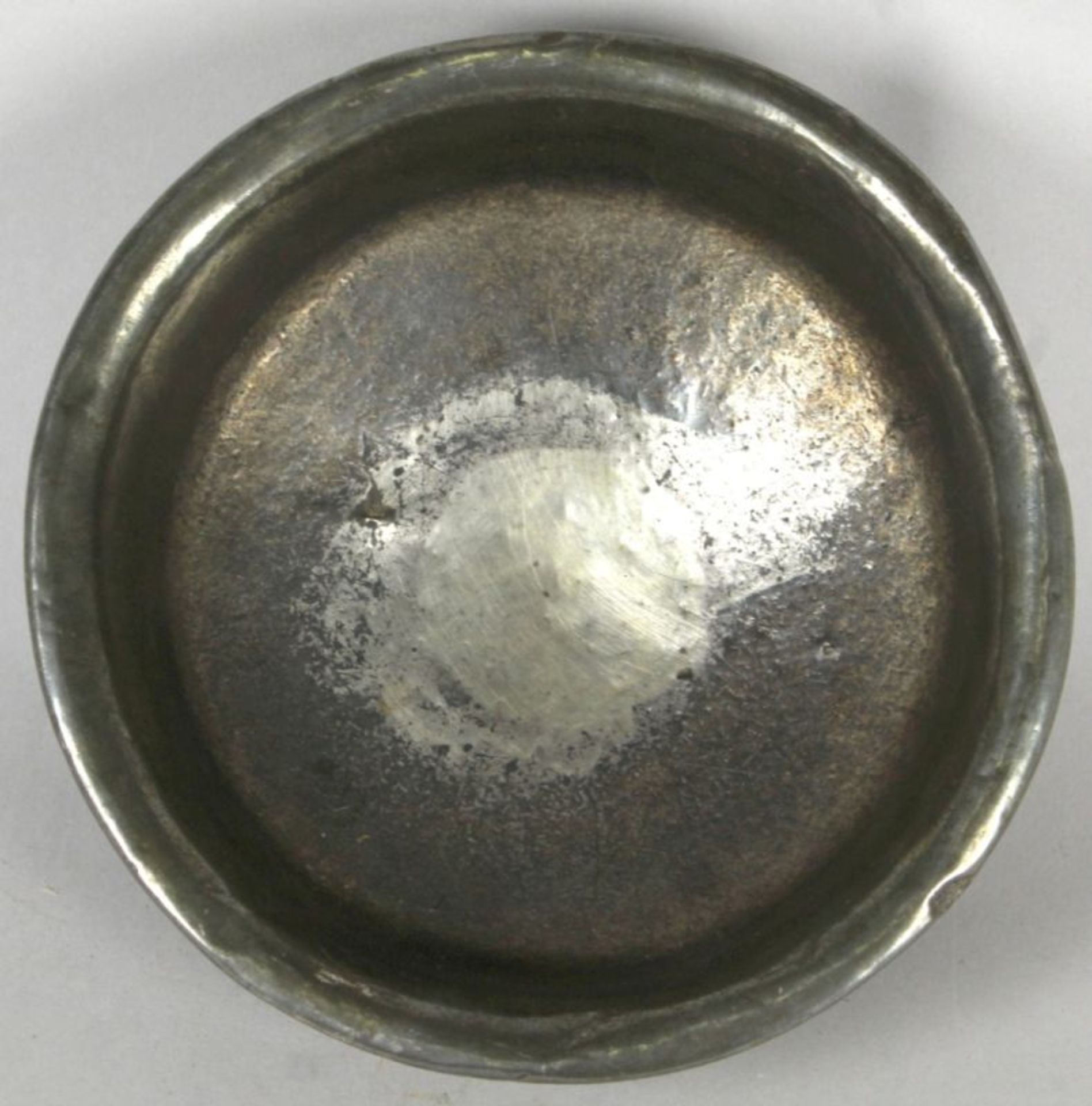 Zierschale, Tibet, 18. Jh., Wurzelholz, Abschlußbereiche mit Silbermontur, im unterenBereich mit - Bild 2 aus 3