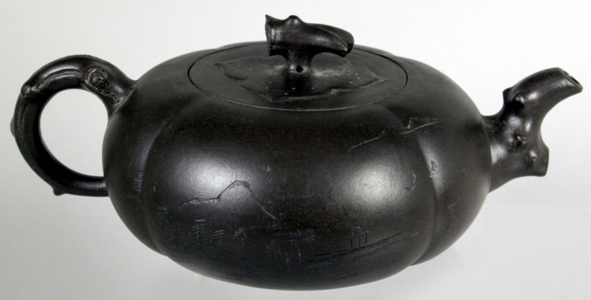 Terracotta-Teekanne, China, 2. Hälfte 20. Jh., 4-fach gerippte Wandung, Flachdeckel mitAstknauf, - Bild 2 aus 3