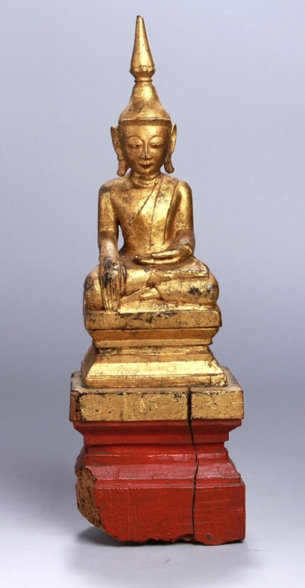 Holz-Buddha, Burma, 18./19. Jh., auf gestuftem Rechteckpodest gestufter Rechtecksockel