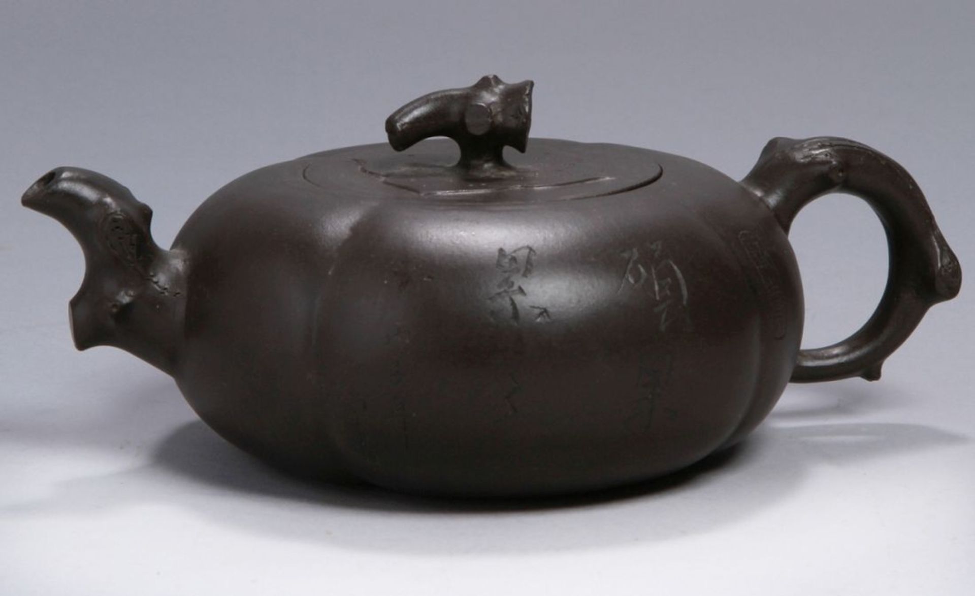 Terracotta-Teekanne, China, 2. Hälfte 20. Jh., 4-fach gerippte Wandung, Flachdeckel mitAstknauf,