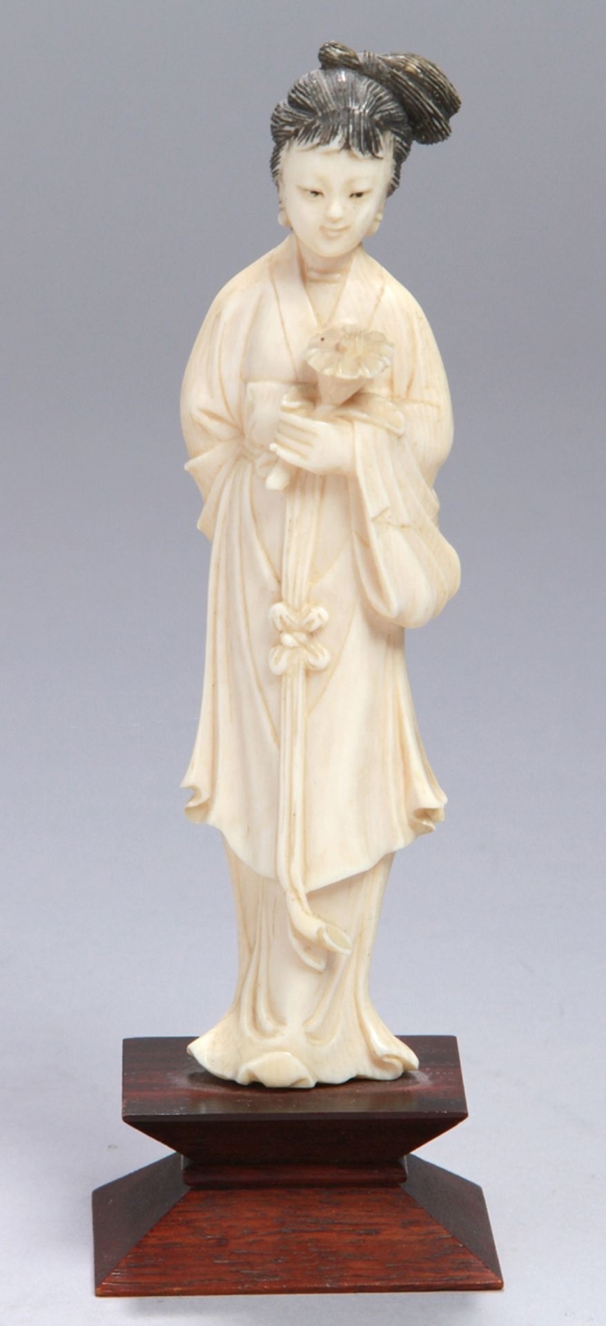Elfenbein-Figur, "Hofdame", China, um 1920, vollplastische, stehende Darstellung instiltypischem