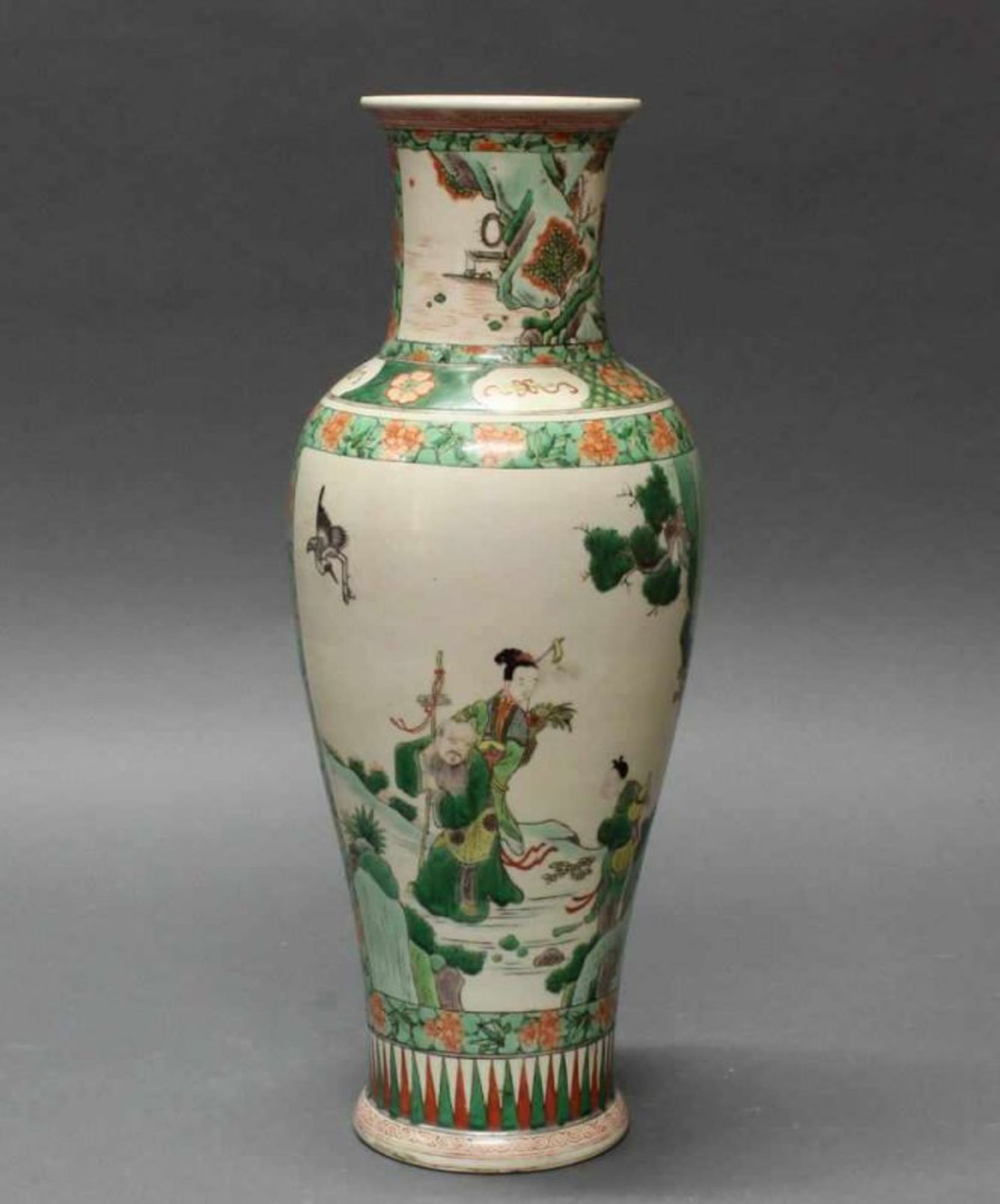 Balustervase, China, 19. Jh., Porzellan, famille verte, Reserven mit Unsterblichen, am Boden