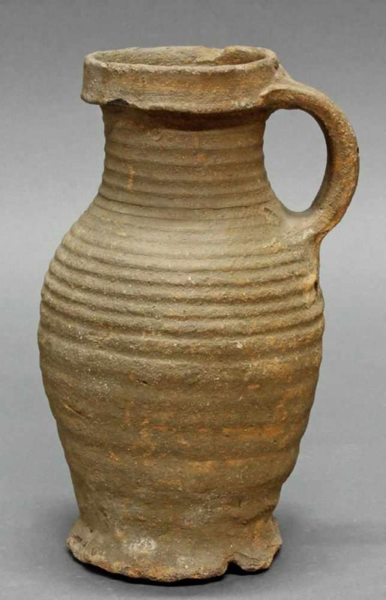 Zylinderhalskrug, Siegburg, Ende 12./13. Jh., braune Irdenware, gebaucht, Drehrillen, 22.5 cm hoch