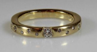 Ring, GG 585, 1 Brillant ca. 0.10 ct., 12 kleine Besatz-Brillanten, 6 g, RM 19 20.00 % buyer's