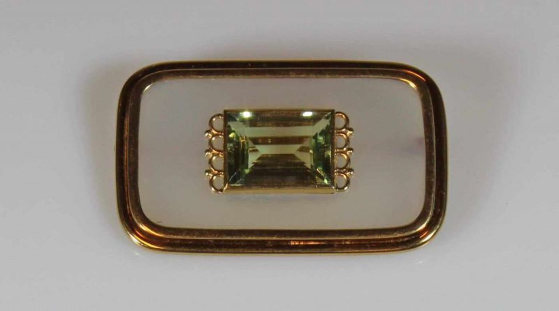 Brosche, GG 585, 1 Helidor (grüner Beryll) ca. 8.0 ct., Baguetteschliff, 1 Weiß-Achatscheibe,