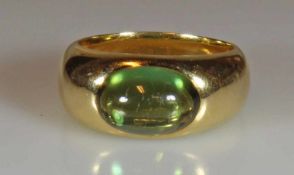 Ring, Atelier Richarz, Bonn, GG 750, 1 grüner Turmalin-Cabochon ca. 5.4 ct., Goldgewicht 8 g, RM