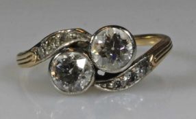 Ring, um 1920/30, GG 585, weiß belötet, 2 Altschliff-Diamanten, 6 Besatz-Diamanten, 3 g, RM 16.5