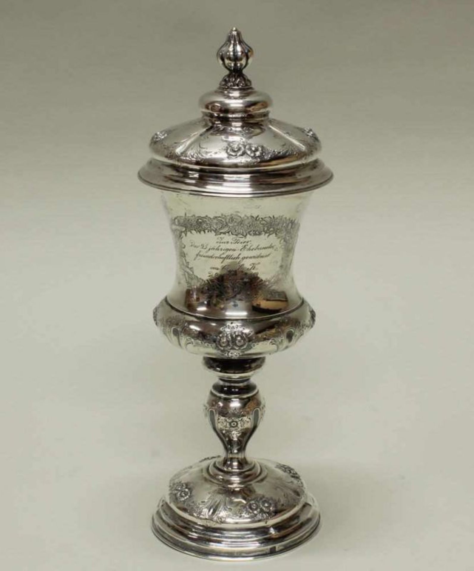 Deckelpokal, Silber 12-lötig, 19. Jh., gravierte und datierte Widmung von 1869 in Kartusche, innen