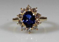 Ring, Atelier Weber Bonn, GG 750, 1 facettierter Saphir, 10 Brillanten zus. ca. 1.37 ct., etwa tw/