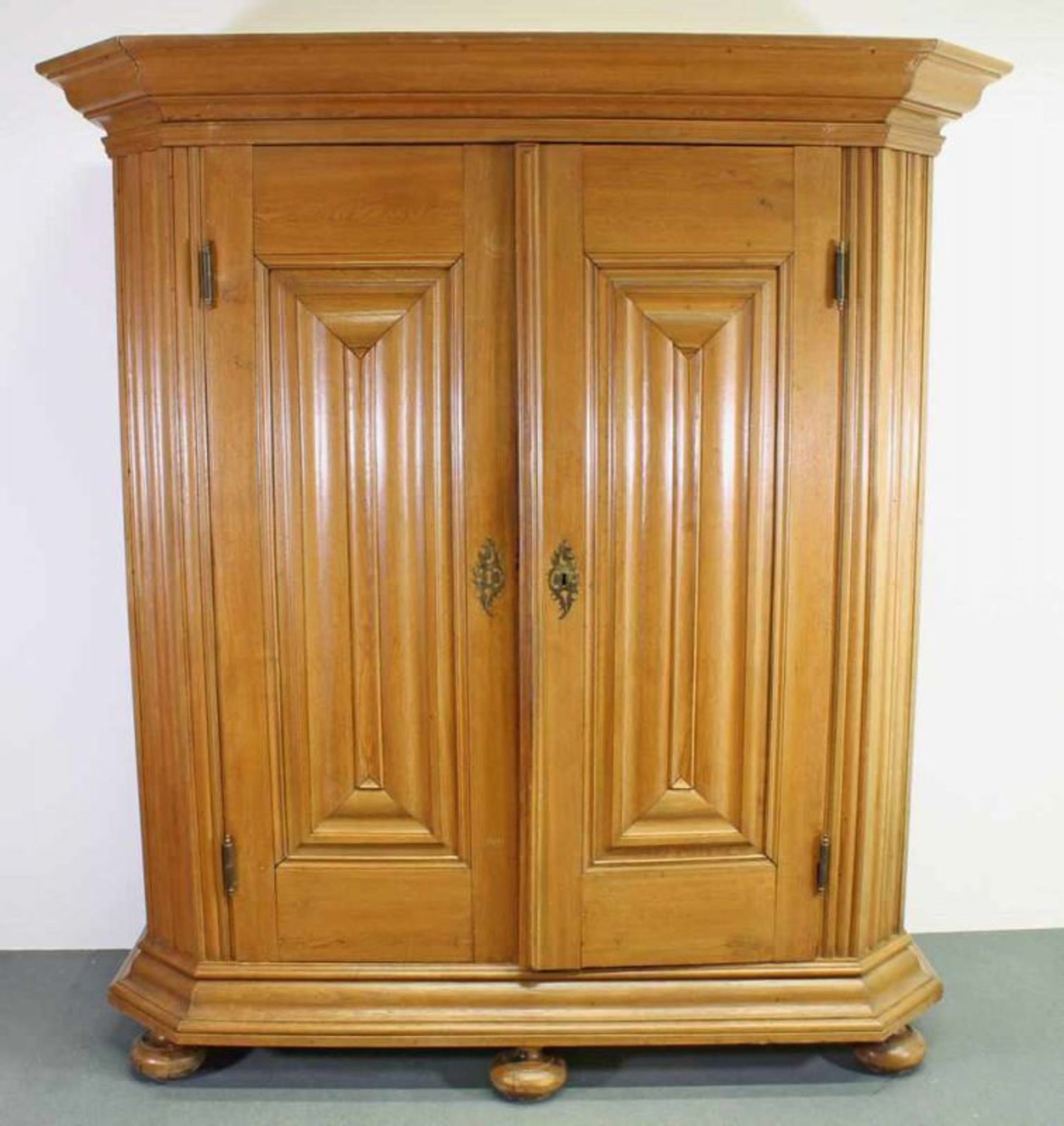 Frankfurter Wellenschrank, 18. Jh., Eiche, zweitürig, 225 x 206 x 75 cm, wenige Gebrauchsspuren 20.