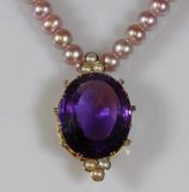 Großer Anhänger, um 1850/60, Amethyst ca. 31 x 26 mm, GG 15 ct., 6 kleine Besatz-Diamanten, 6