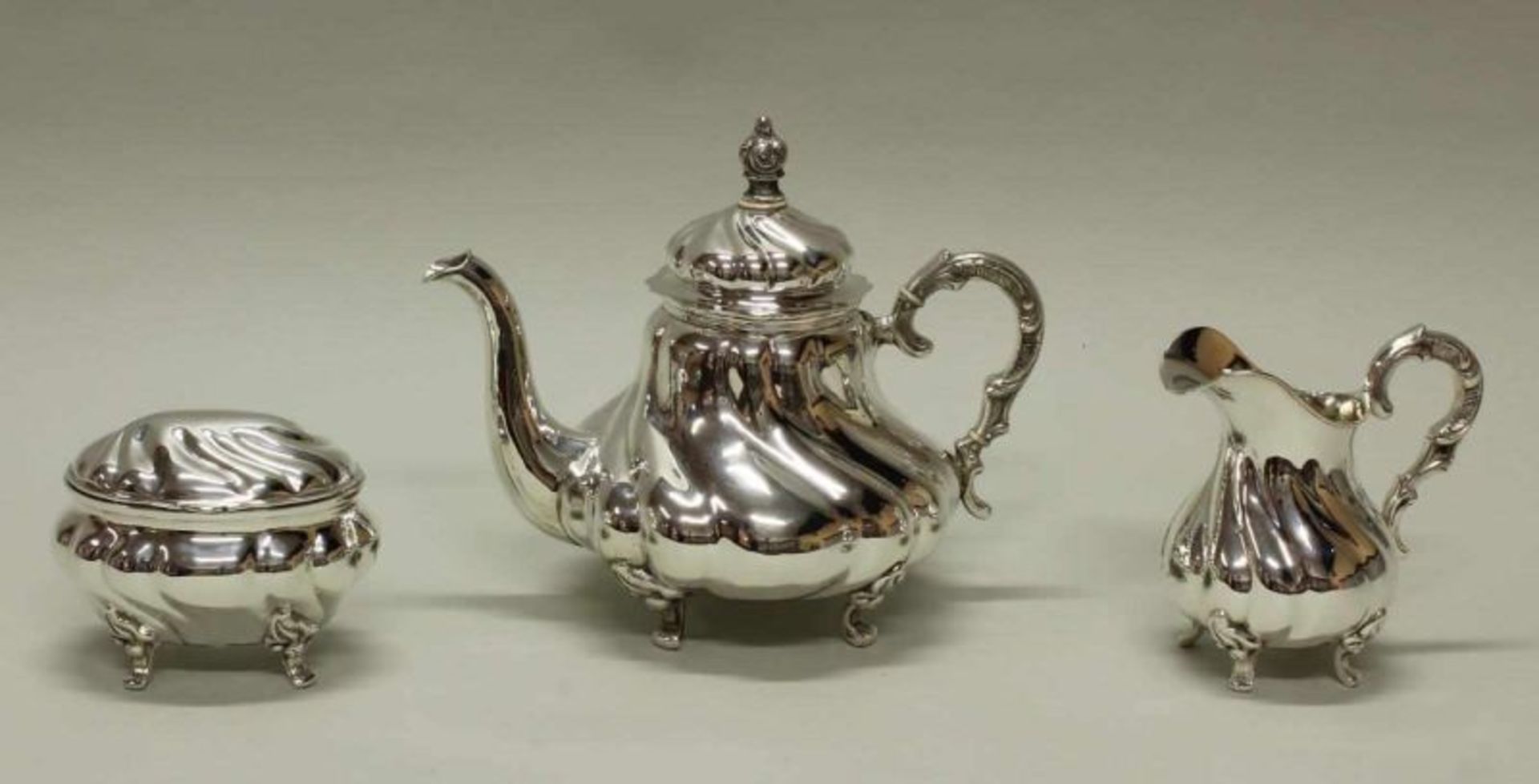 Teekanne, Sahnegießer, Zuckerdose, Silber 800, deutsch, Barockform, 10.5-21.5 cm, zus. ca. 1.470 g