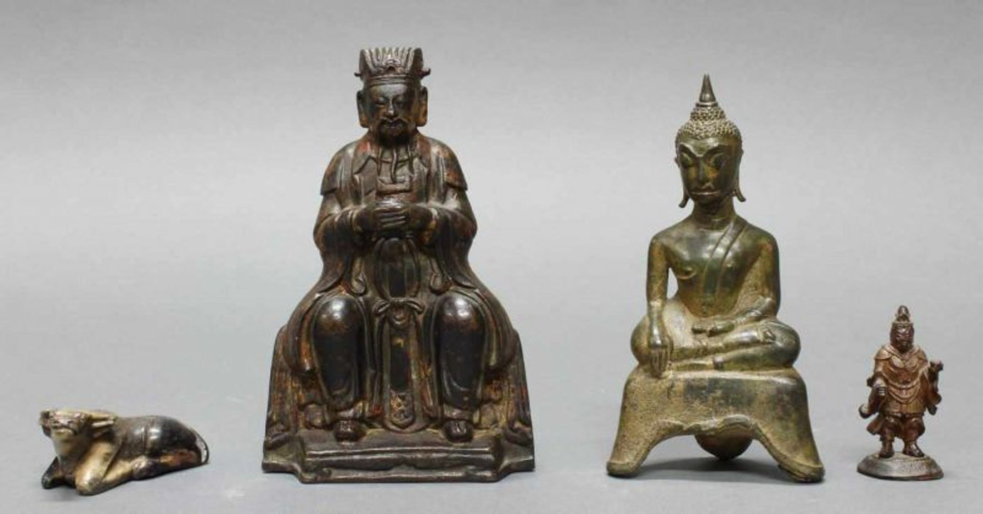 Bronze, "Vergöttlichter Kaiser", China, 17. Jh., Ming, 15.7 cm hoch; dazu: Bronze, "Buddha",