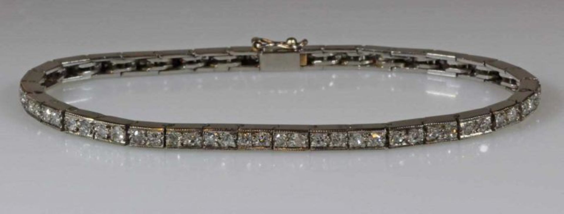 Armband, Millegrifffassung, Platin, 68 Achtkant-Diamanten zus. ca. 1.30 ct., etwa w-tcr/si-p1,