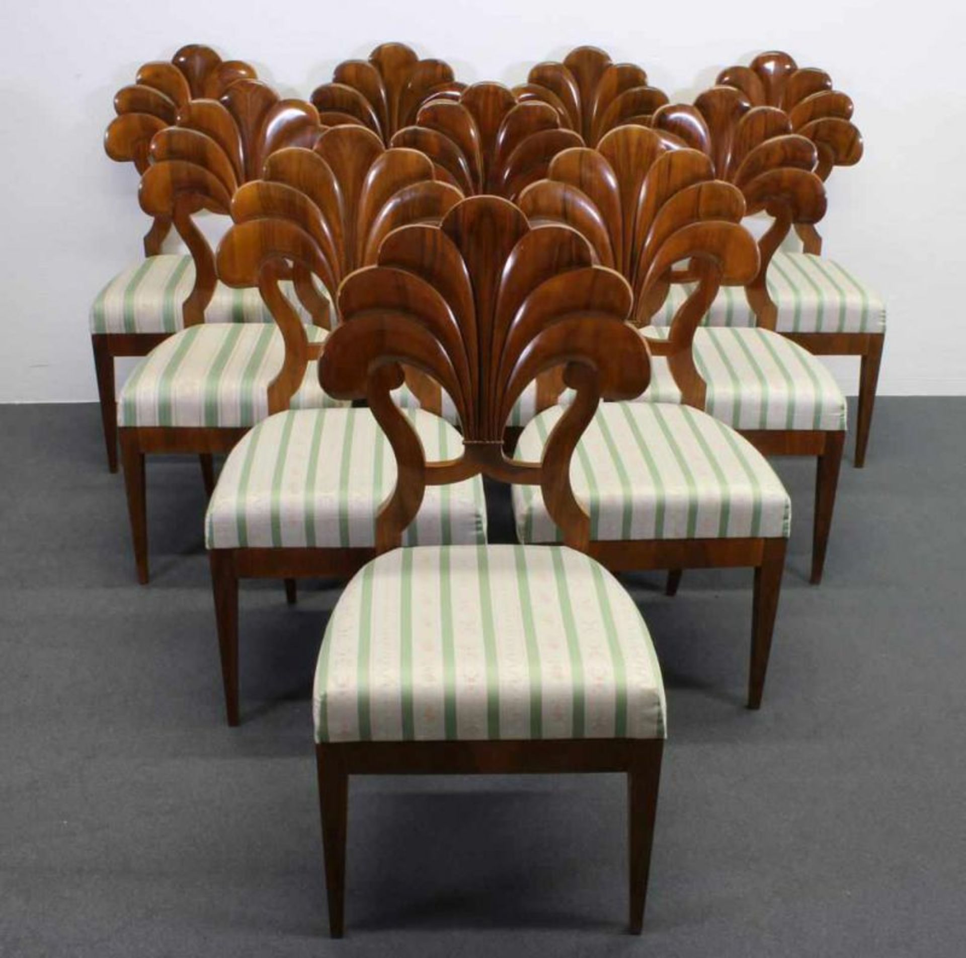 10 Stühle, Wiener Biedermeier-Stil, 20. Jh., in der Art von Josef Danhauser, Nussholz, Sitzpolster