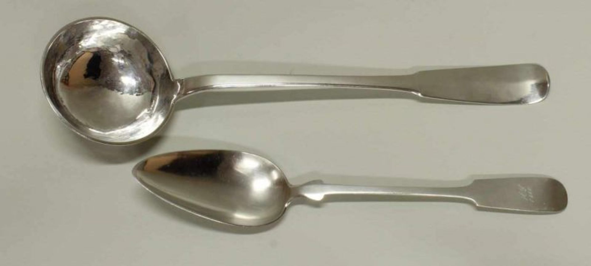 Vorlegelöffel, Silber 12-lötig, Meistermarke F. Kopp, datiertes Monogramm M.S. 1860, 33.2 cm hoch,