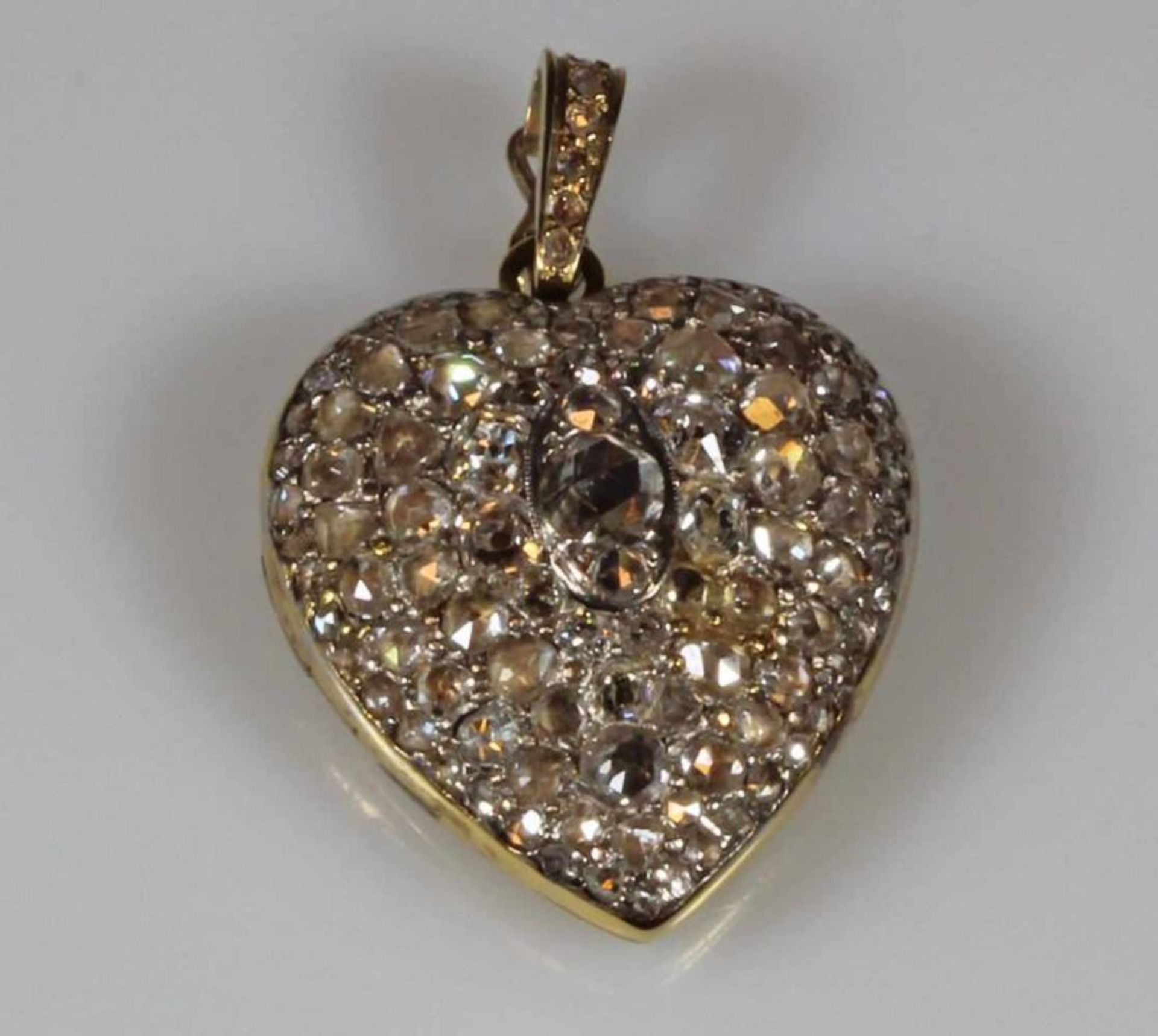 Medaillon-Anhänger, Herz, um 1920, Roségold 585, Vorderseite komplett ausgefasst mit 110 Diamant-