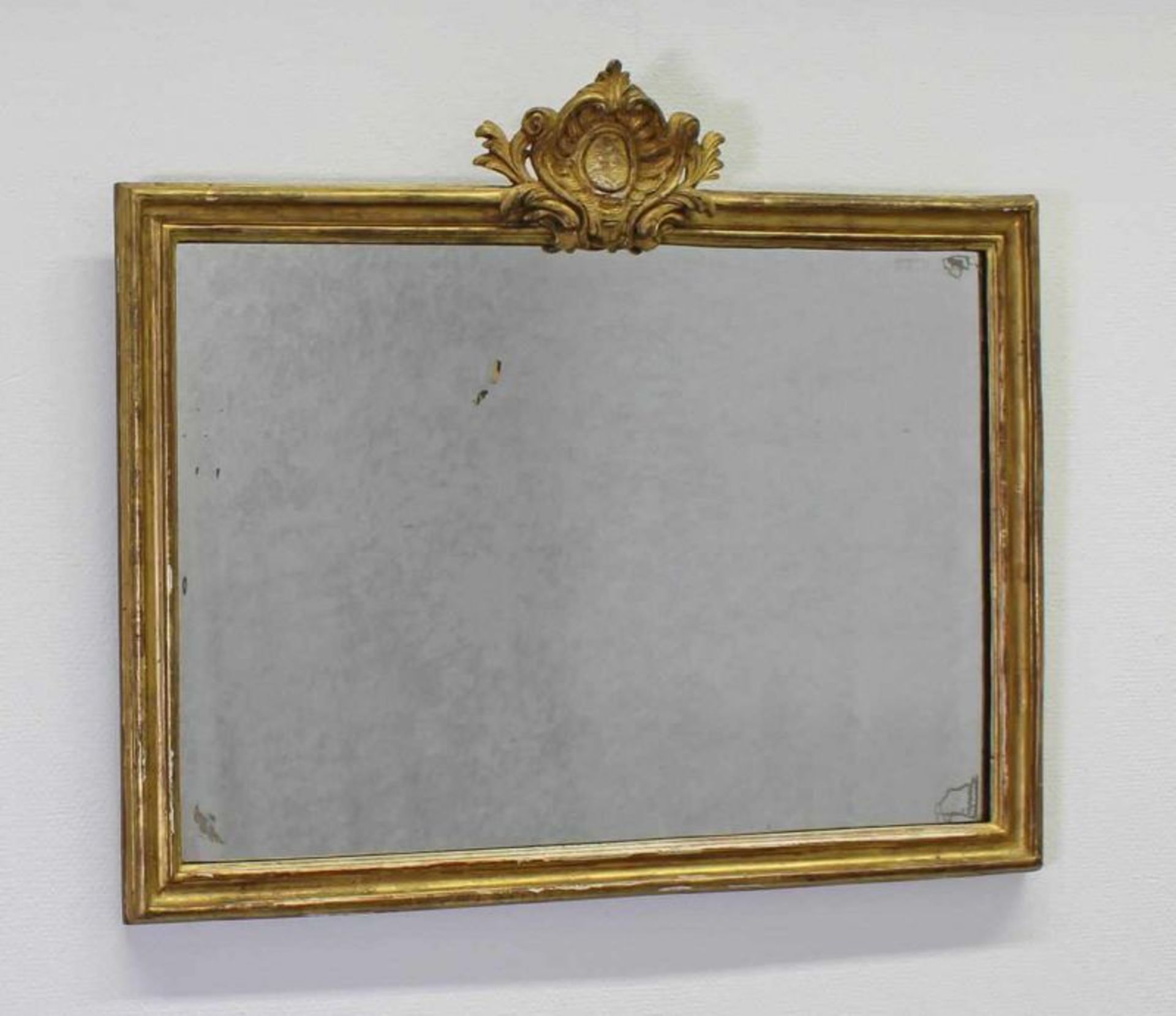 Paar Spiegel, Ende 18. Jh., Holz, gold gefasst, bekrönend geschnitzte Rocaille, je 67 x 78 cm, - Image 2 of 2