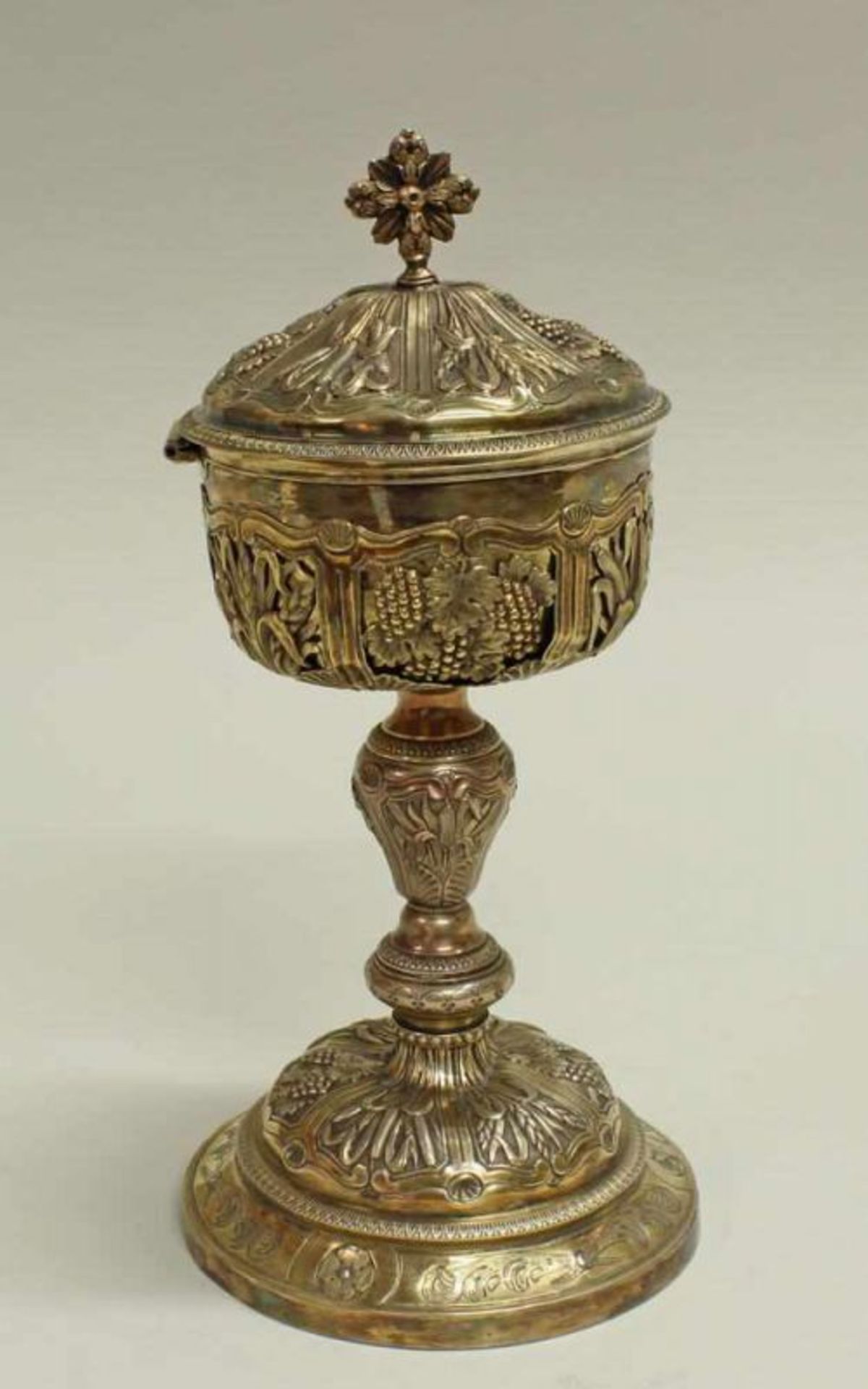 Ziborium, Silber 950, Frankreich, um 1870/80, geschmückt mit Ähren, Weintrauben und Schilf im