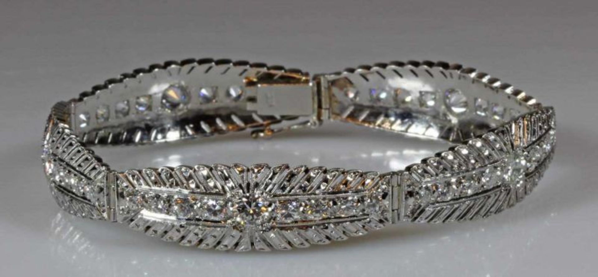 Armband, Platin, 5 Brillanten zus. ca. 1.25 ct., etwa fw-w/lpr.-vvs, 40 Brillanten zus. ca. 2.0 ct.,