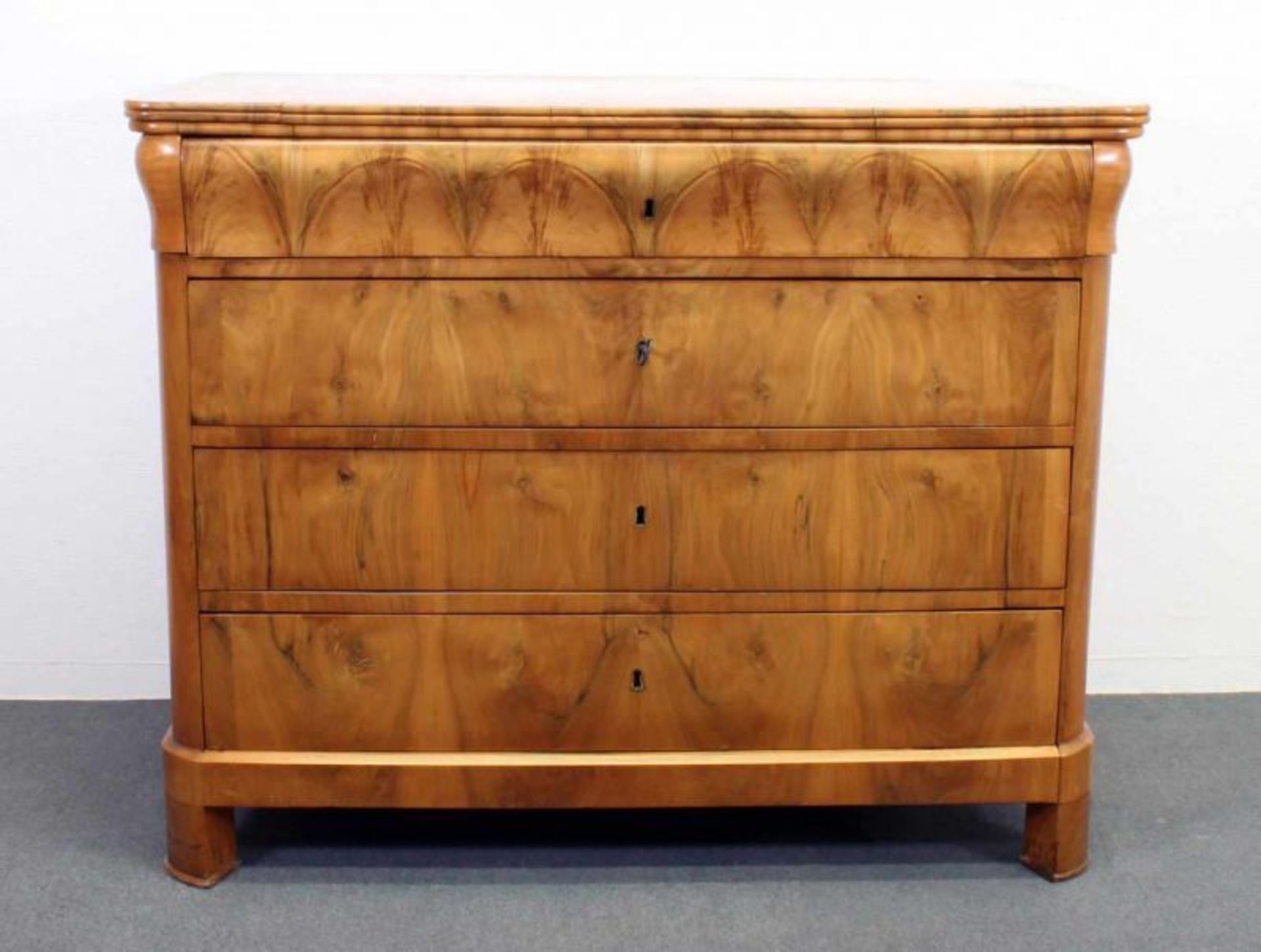 Kommode, Biedermeier, um 1830, Nussmaserholz, 4 Schübe, 88 x 109 x 60 cm, seitlich leichte