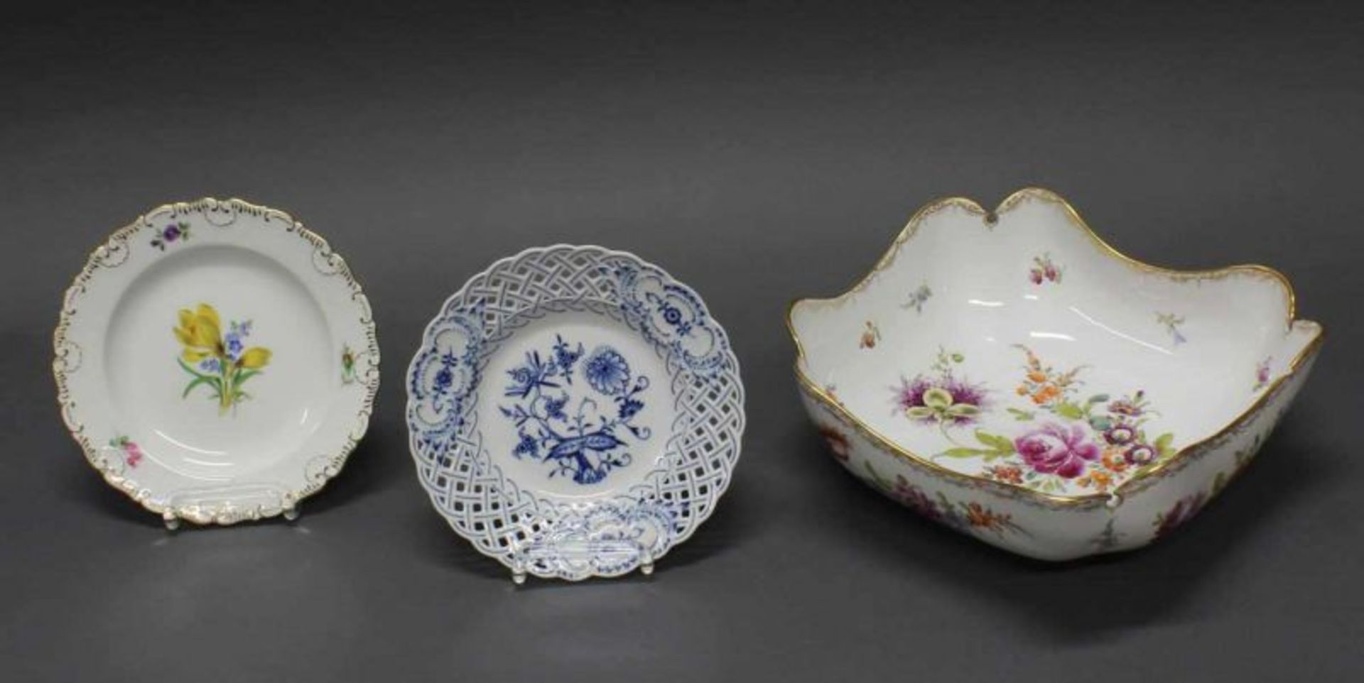 2 Teller, Meissen, Schwertermarke, 1. Wahl, 1x Blume 2 mit reliefiertem Goldrand, 1x Zwiebelmuster