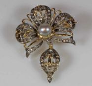 Brosche, um 1900, GG 750, Silber belötet, 1 Dreiviertel-Perle, 69 Diamant-Rosen, 5 Achtkant-
