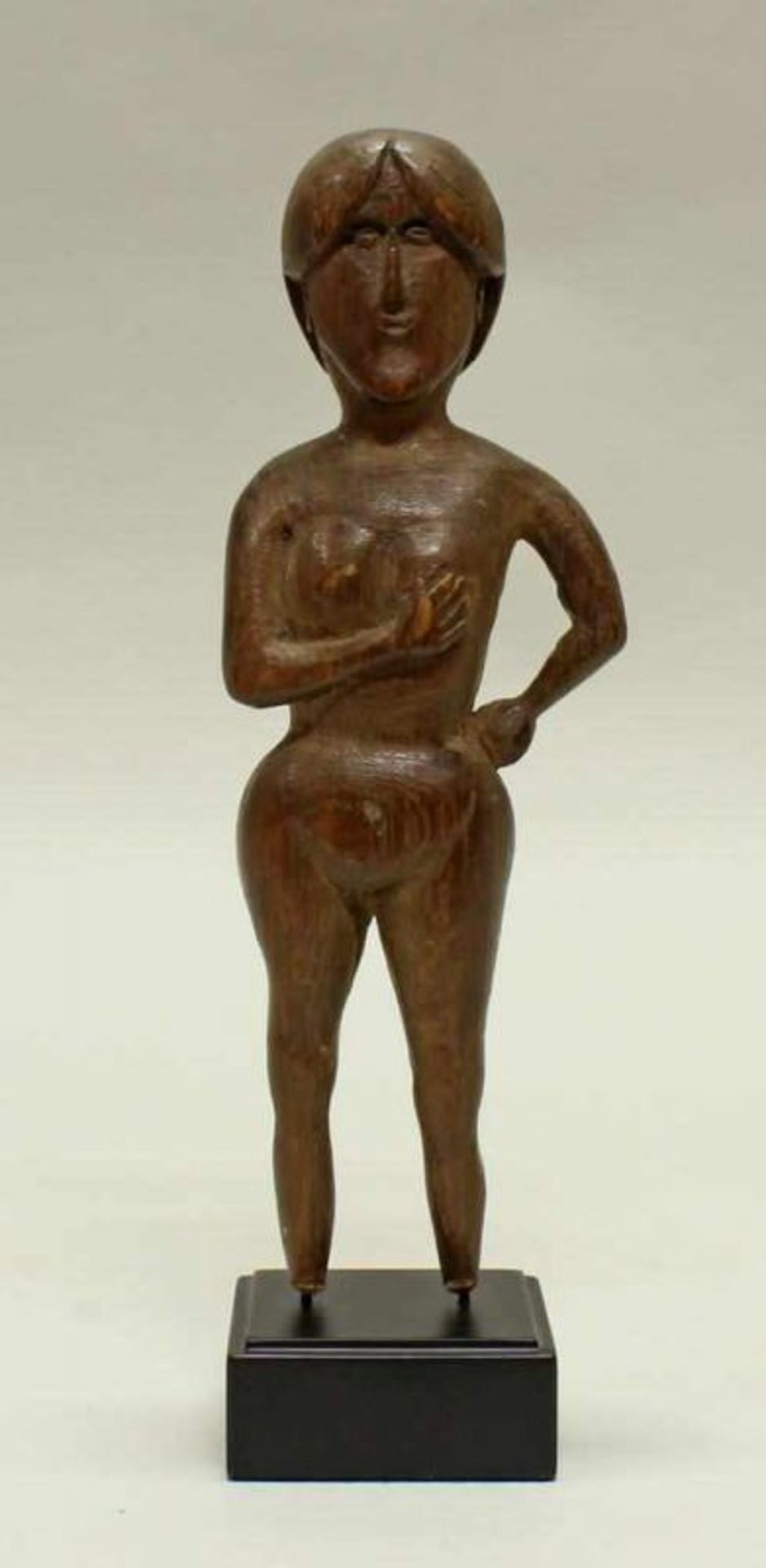 Kolon-Figur, unbekleidete europäische Frau mit Dutt, wohl Ostafrika, Holz, 22 cm hoch, gesockelt.