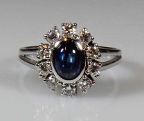 Ring, WG 585, 1 Saphir-Cabochon, 10 Brillanten zus. ca. 0.50 ct., 7 g, RM 17.5 20.00 % buyer's