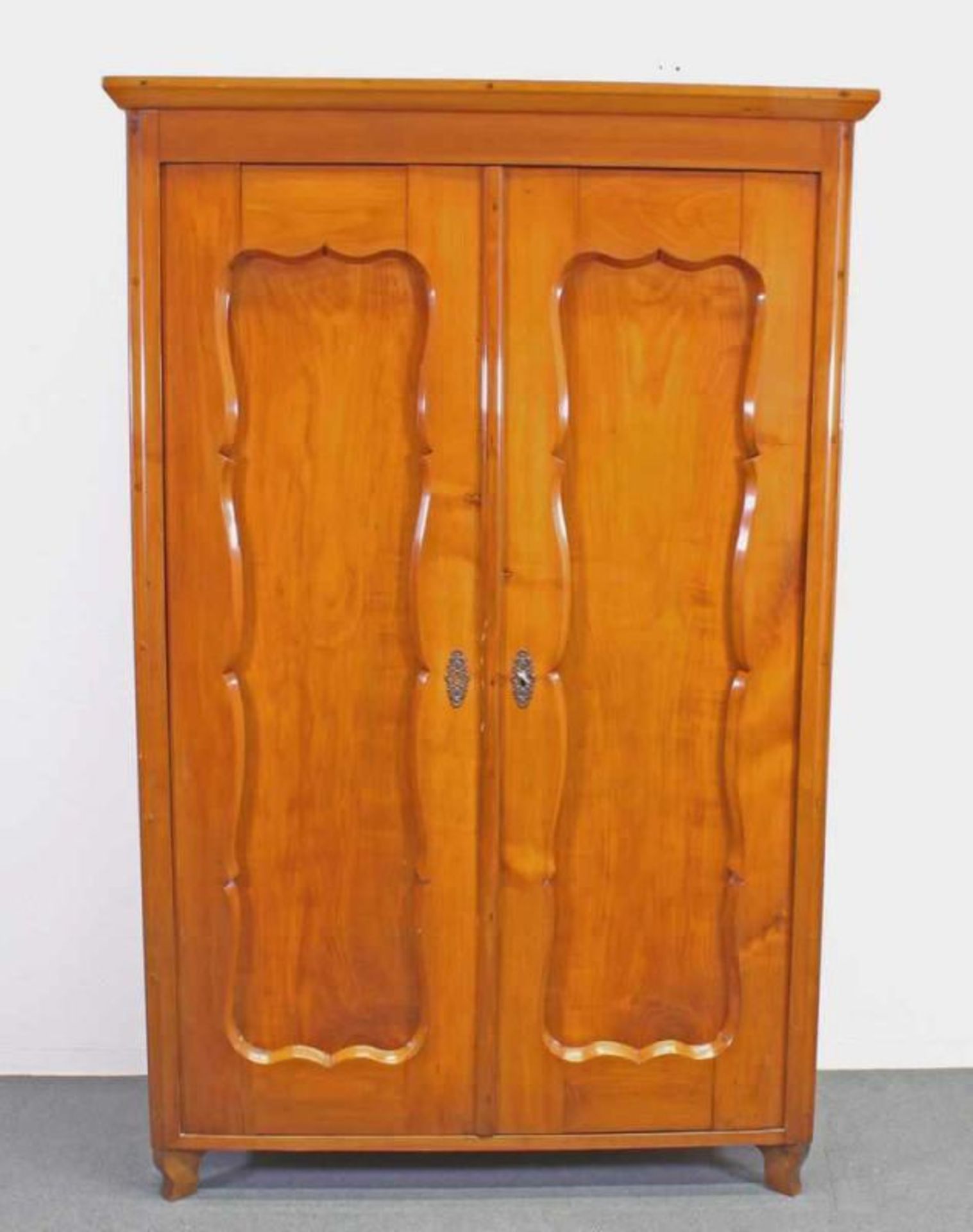 Kleiderschrank, um 1840, Kirschholz, zwei Türen, 179 x 116 x 52 cm, leichte Gebrauchsspuren 20.