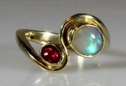 Ring, GG 585, 1 ovaler Opal, 1 kleiner Rubin, 4 g, RM 16 20.00 % buyer's premium on the hammer price