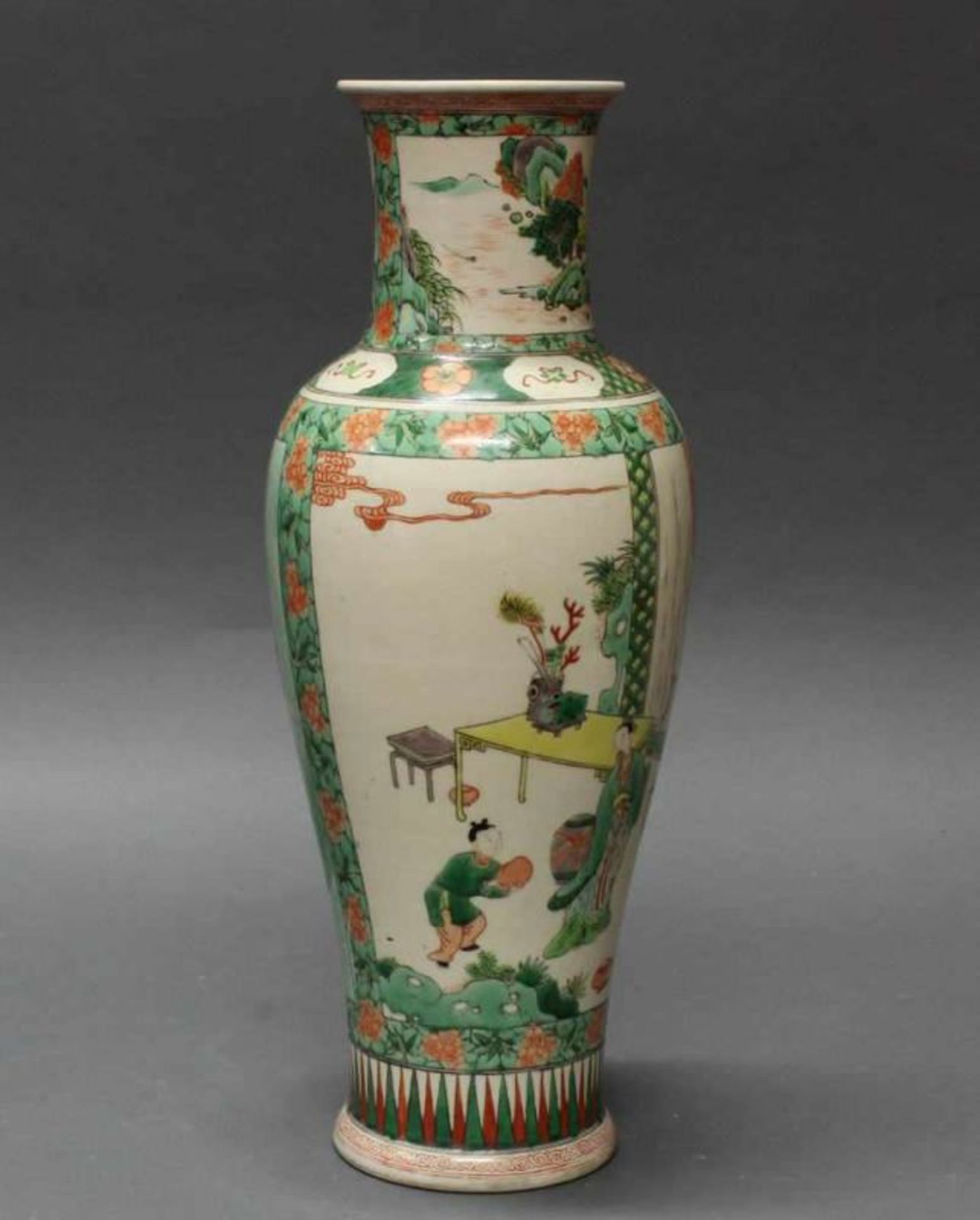 Balustervase, China, 19. Jh., Porzellan, famille verte, Reserven mit Unsterblichen, am Boden - Image 2 of 2