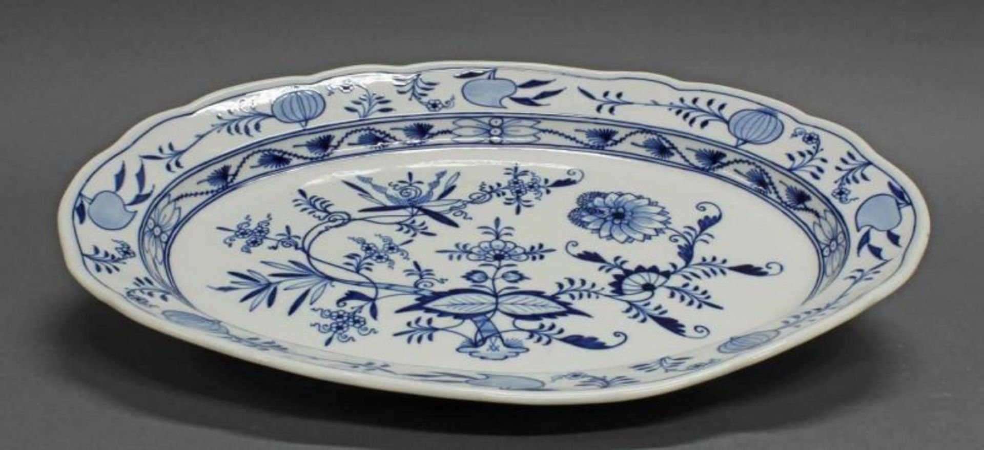 Vorlegeplatte, Meissen, Schwertermarke, 1. Wahl, Zwiebelmuster, oval, 49 x 35 cm 20.00 % buyer's