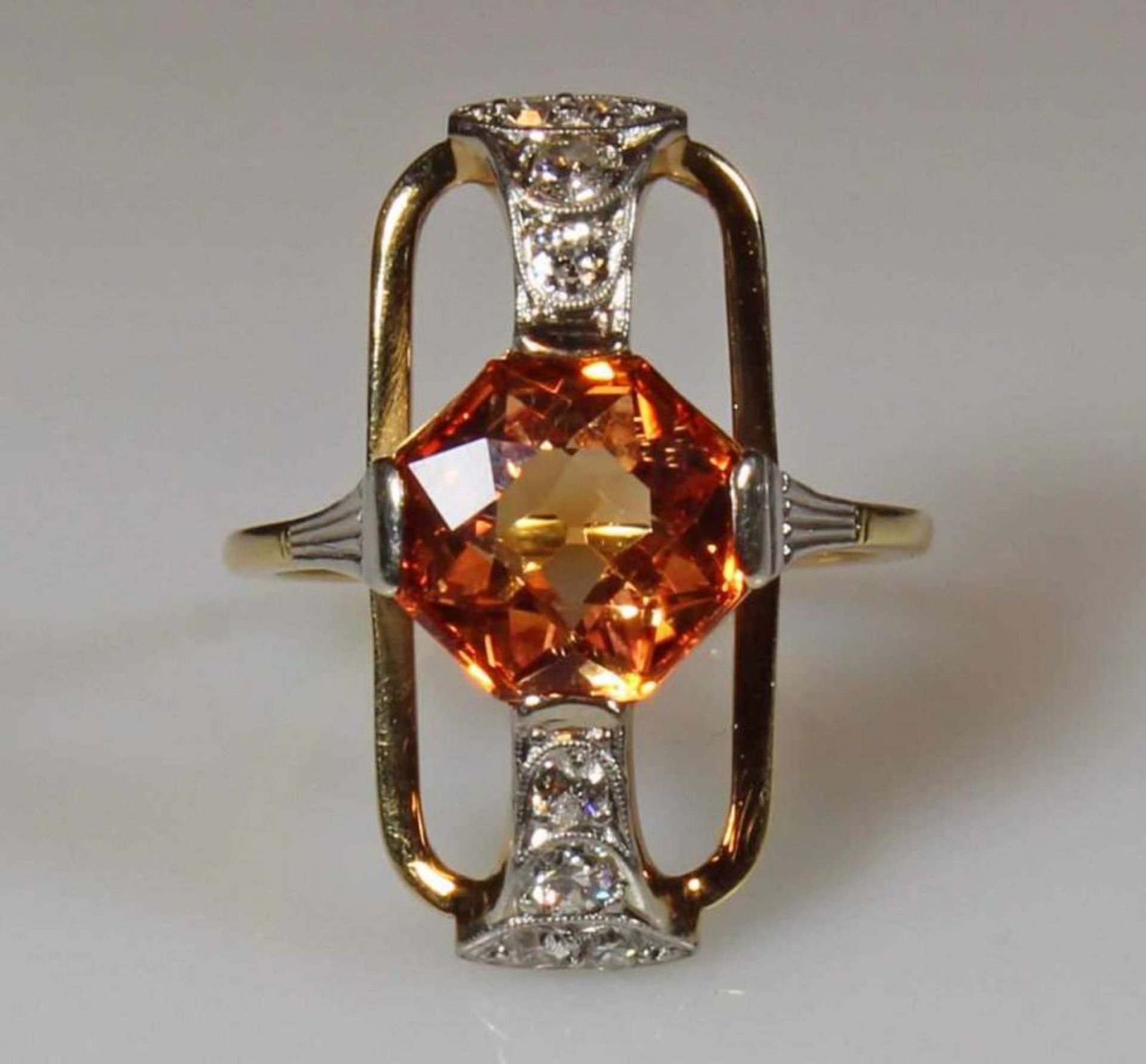 Ring, GG 585, 1 rosa-orangefarbener Saphir ca. 4.0 ct., achteckiger facettierter Fantasieschliff,