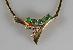 Collier, GG 585, 5 facettierte Smaragde, 5 Brillanten zus. ca. 0.10 ct., 16 g 20.00 % buyer's