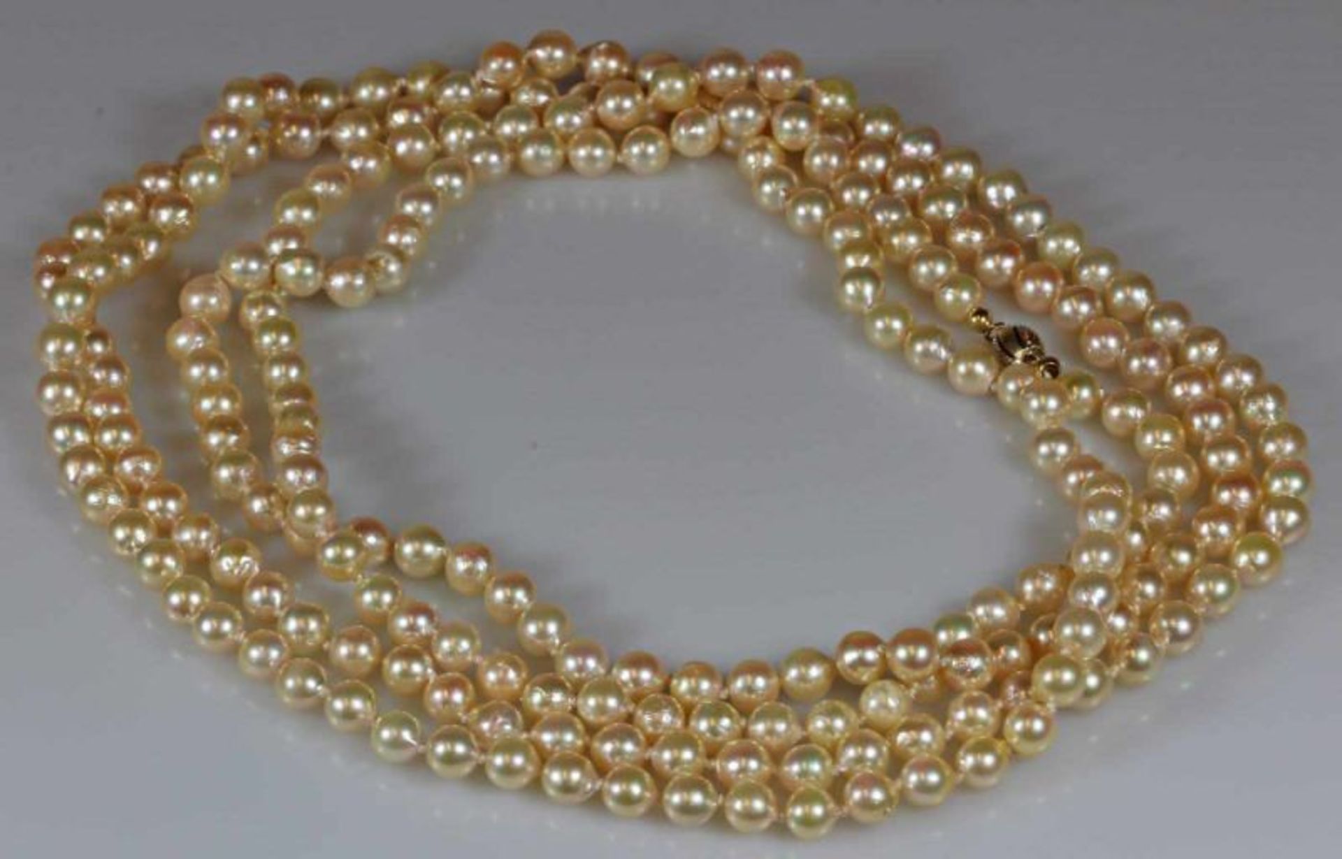 Perlenkette, 229 Akoya-Zuchtperlen ø ca. 6.8 mm, Olivenschließe WG/GG 585, Diamant-Besatz, 178 cm