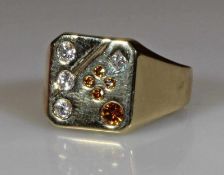 Ring, GG 585, 3 Brillanten, 1 Diamant im quadratischen Schliff, 5 cognacfarbene Brillanten, 7 g,