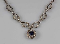 Collier, WG 750, 1 runder facettierter Saphir ca. 1.20 ct., 23 Brillanten zus. ca. 1.80 ct., 78