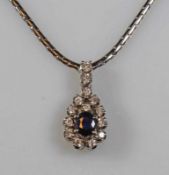 Collier, WG 585, 1 facettierter Saphir ca. 0.48 ct., 14 Brillanten zus. ca. 0.42 ct., 9 g 20.00 %