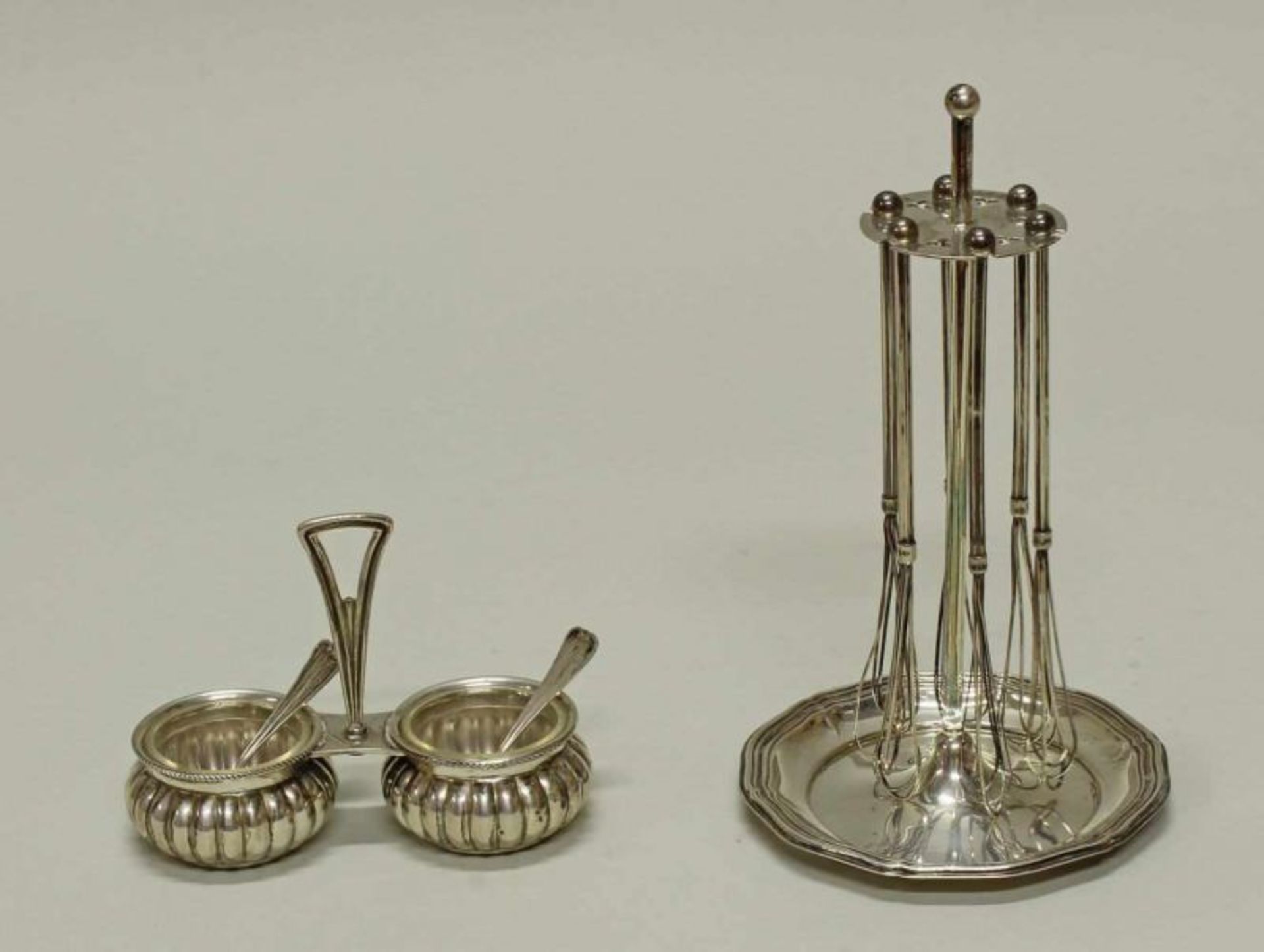 Quirlständer, Silber 835, Lutz & Weiß, mit 6 Sektquirls, 17.5 cm hoch, ca. 90 g; Salière mit 2