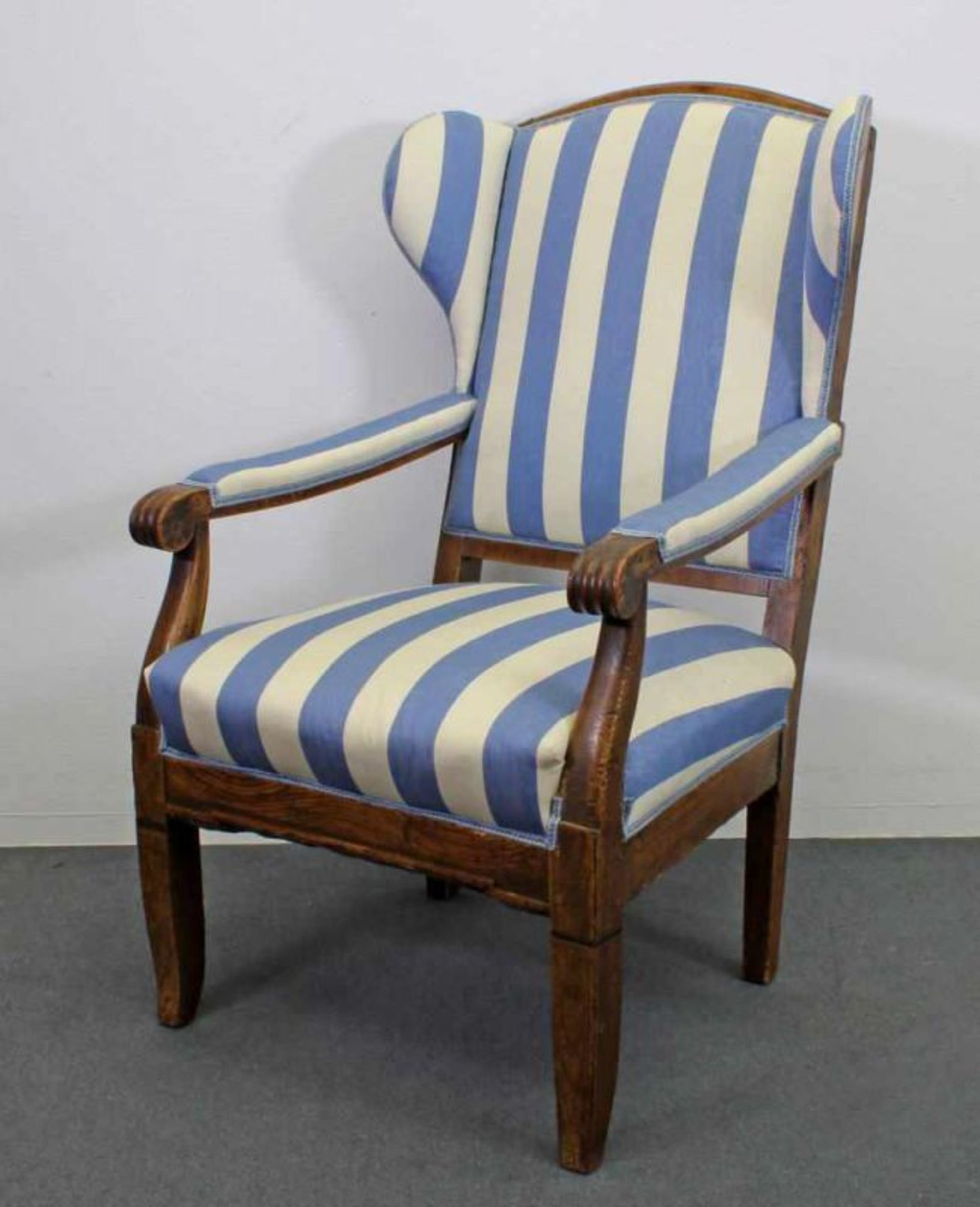 Backensessel, Biedermeier, um 1825, Eiche, erneuerter blau-weißer Streifenbezug, 117 cm hoch 20.00 %